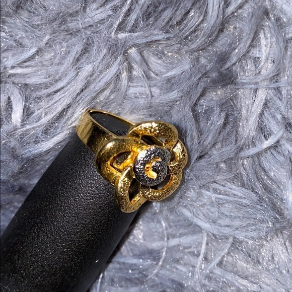 Gold tone  floral statement ring - Picture 4 of 6